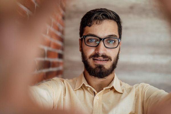自撮りの男性